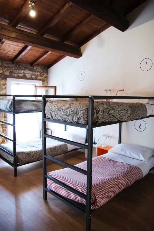 Bett im 8-Bett-Schlafsaal
